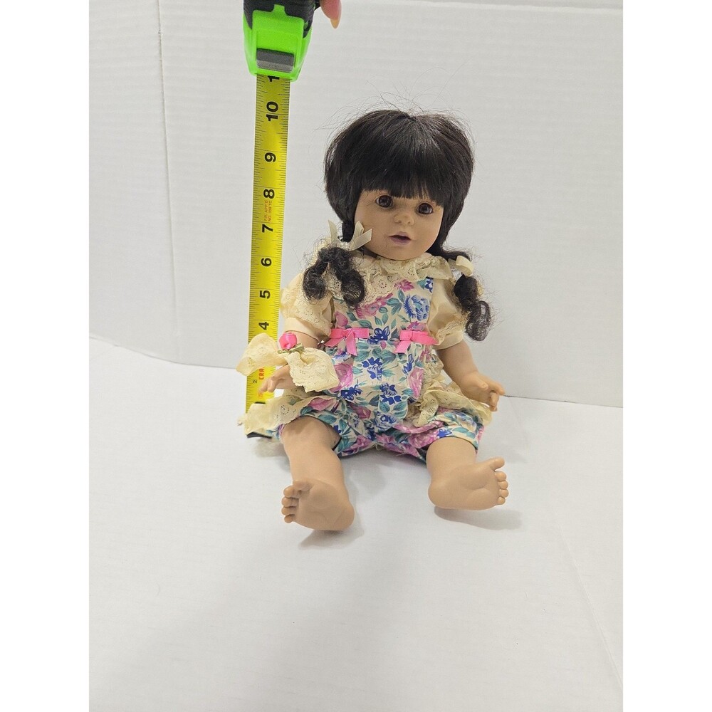 Vintage Collector's baby doll in floral outfit, brown hair - Picture 7 of 7
